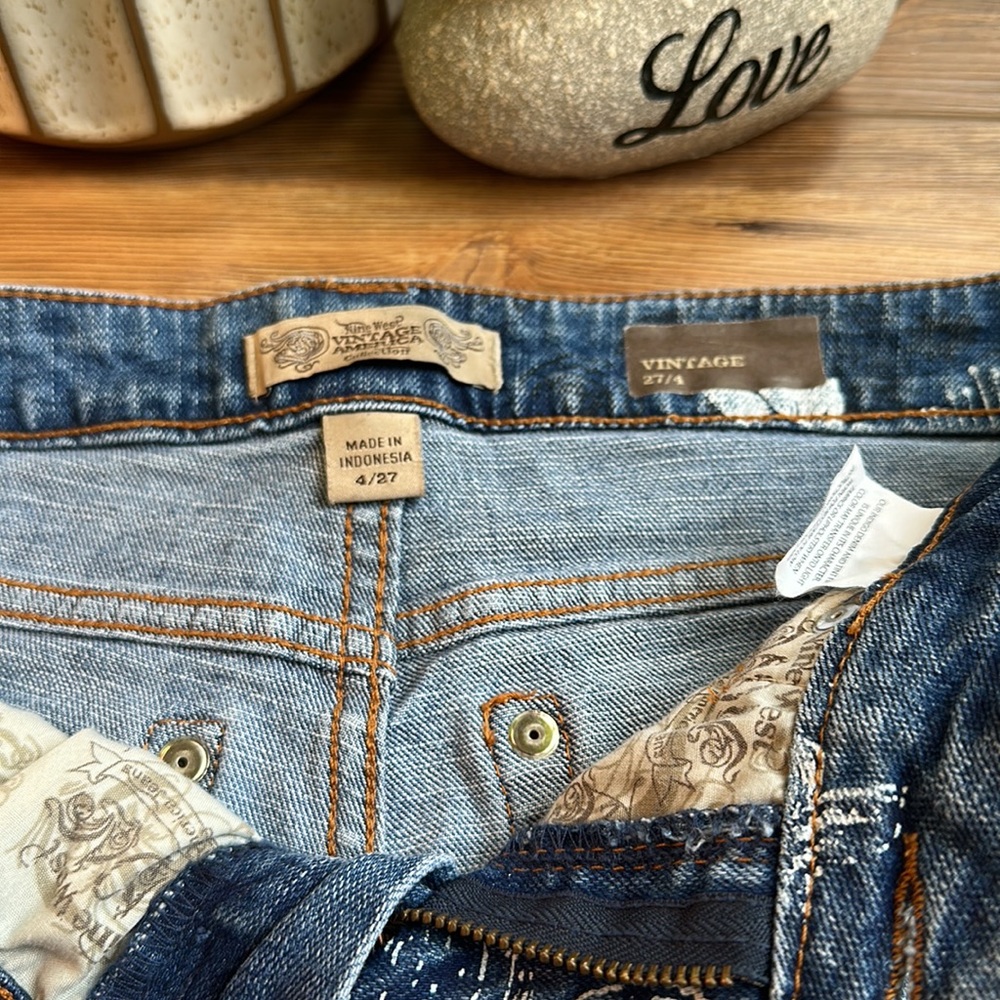 💖Vintage American Collection denim jean short with white floral design - Picture 3 of 6